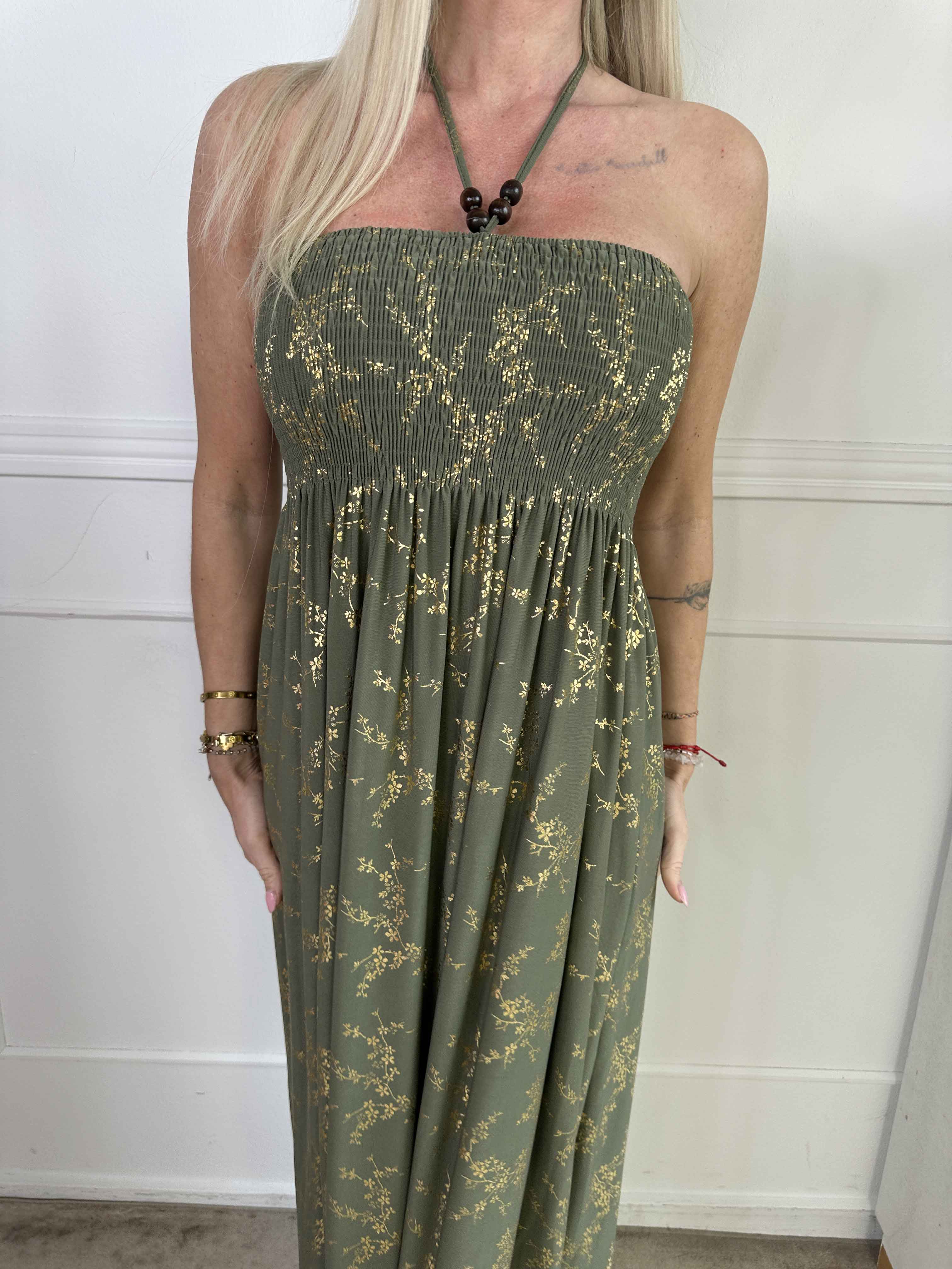 Lainey - Lang kjole med guldprint og smock henover brystet